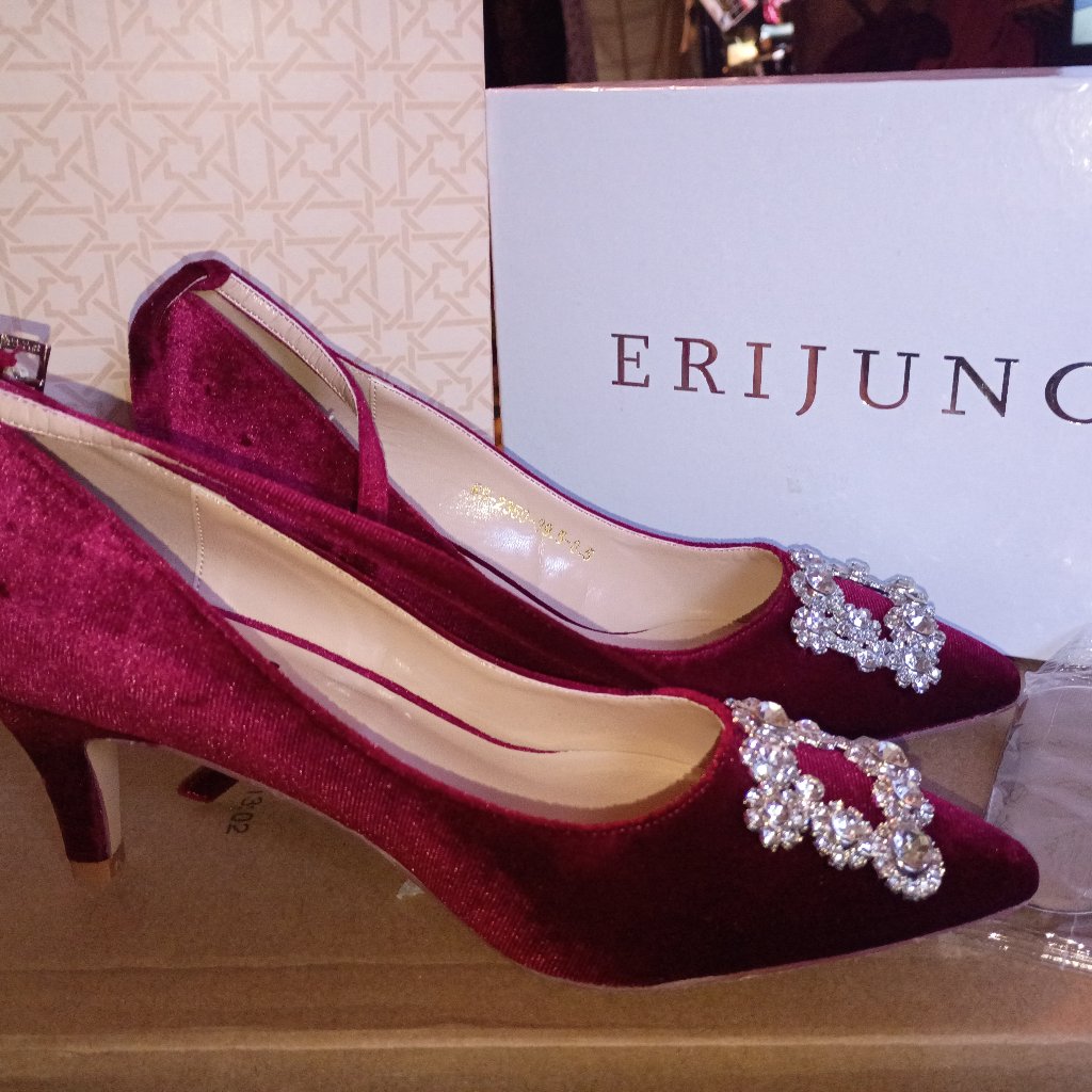 Erijuno Burgundy Velvet Pointed-Toe Pumps Feature A Distinctive Rhinestone-Embel